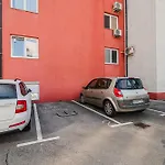 Two Bedroom Jose With Private Parking *