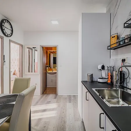 Two Bedroom Jose With Private Parking Appartamento