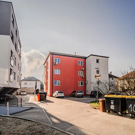 Two Bedroom Jose With Private Parking Appartamento